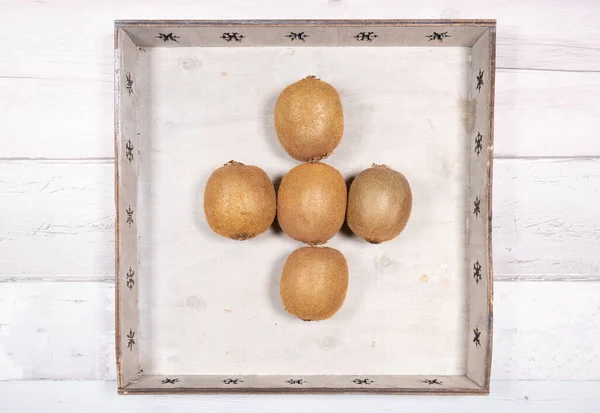 Five Kiwis Placed Middle Old Wooden Tray Background Old Wooden — 스톡 사진