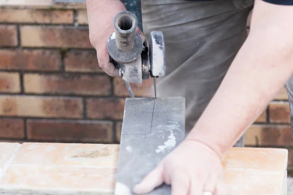 Tiler Snijden Van Een Tegel Met Een Molen — Stockfoto