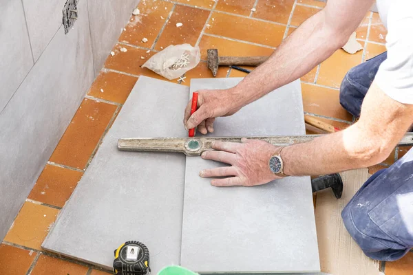 耕作机在切割瓷砖之前测量瓷砖的尺寸 — 图库照片