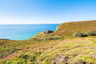 Cape Frehel bölgesindeki Brittany sahillerinin manzarası. Yazın plajları, kayaları ve uçurumları..