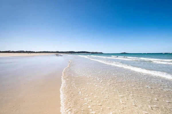 Stor Sandstrand Staden Sables Les Pins Bretagne Vid Lågvatten Sommaren — Stockfoto