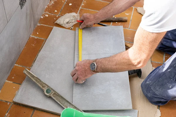 Tiler Measures Tile Cutting — Stock Photo, Image