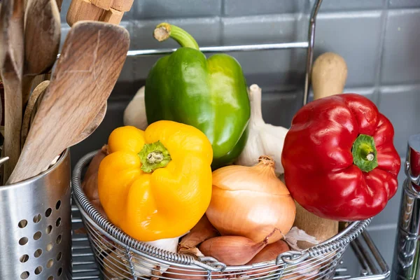 Pequeña Canasta Cocina Junto Los Utensilios Con Ajo Cebolla Chalotes — Foto de Stock