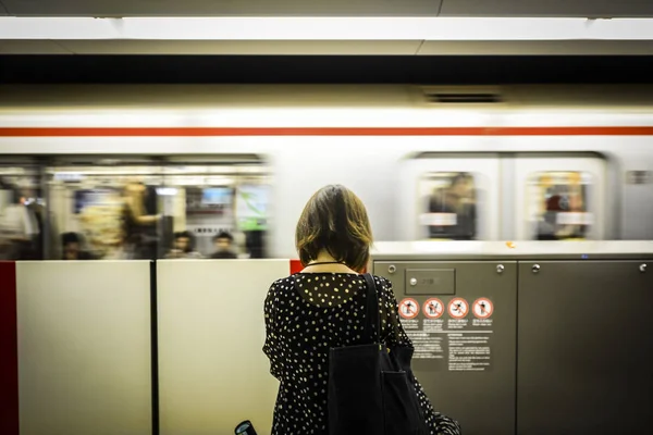 Dívka stojící před pohybující se vlak — Stock fotografie