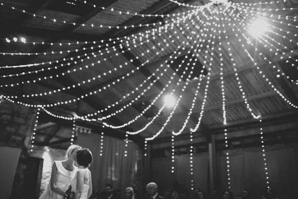 Leszbikus pár csók, esküvő — Stock Fotó