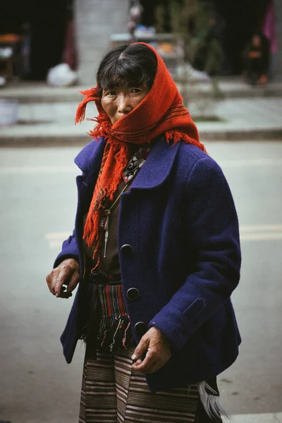 Anciana tibetana-khampa mujer — Foto de Stock