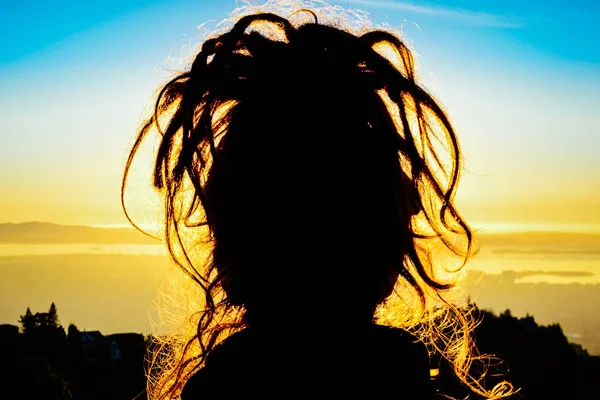 Ragazza con updo dreadlocks al tramonto — Foto Stock