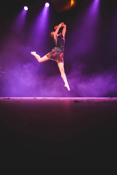 Девушка танцует на сцене — стоковое фото