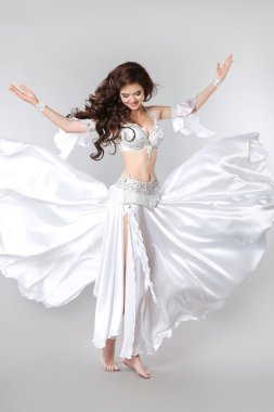 Oryantal dans. Bellydancer. Güzel esmer Arap kadın dans