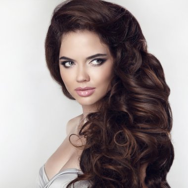 Kıvırcık saçlı kadın. Sağlıklı saç modeli. Güzellik makyaj. Closeup bağlantı noktası