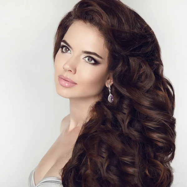 Beauty girl makeup. Healthy long hair style. Curly hairstyle. He — Stock Photo, Image