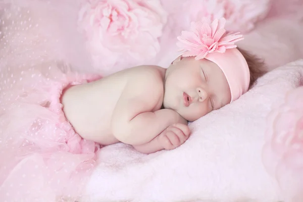 Pembe, bebek çocuk uyuyan sevimli bebek kız portresi. — Stok fotoğraf