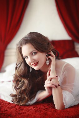 Manikür. Güzel esmer gelin makyaj ile portre düğün 