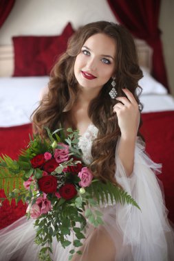 Güzel esmer gelin gül buketi tutan portre düğün 
