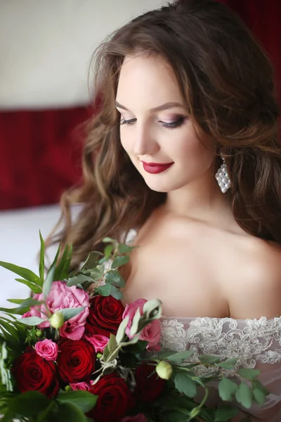 Beautiful brunette Bride wedding Portrait holding roses bouquet — Stock Photo, Image