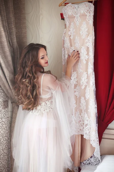 Wedding preparation. Beautiful brunette bride smiling in sexy un — Stock Photo, Image