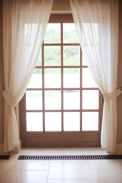 Marco de ventana de madera con cortina blanca —  Fotos de Stock