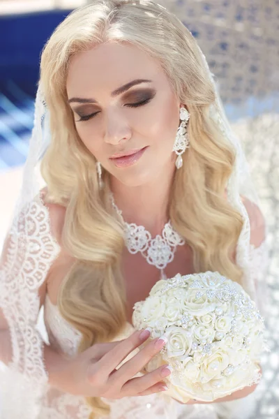 Prachtige bruid portret bruiloft make-up en kapsel, meisje in w — Stockfoto