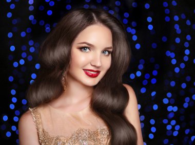 Zarif dalgalı saç modeli. Güzel esmer ile uzun gülümseyen ret