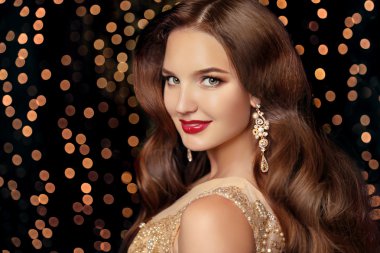 Makyaj. Zarif saç modeli. Güzel esmer ile uzun gülümseyen 