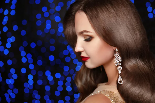 Makeup. Fashion earrings. Beautiful brunette elegant model with — Stock Photo, Image