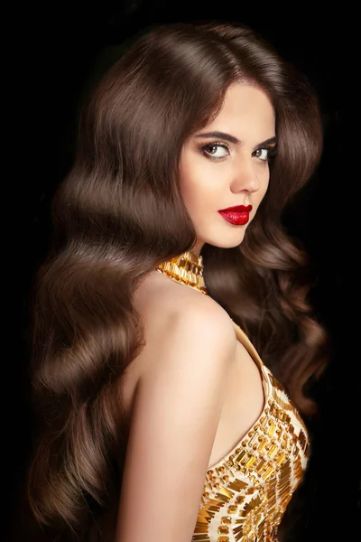 Cabello. Maquillaje. Hermosa chica morena con largos pelos ondulados brillantes — Foto de Stock