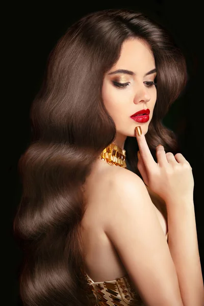 Vlasy. Make-upu. Krásná brunetka s lesklé dlouhé a vlnité vlasy — Stock fotografie