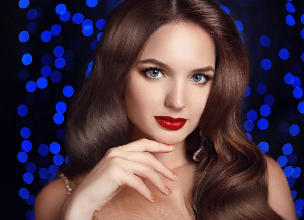 Make-up. Elegante kapsel. Mooie brunette met lange golvende hai — Stockfoto