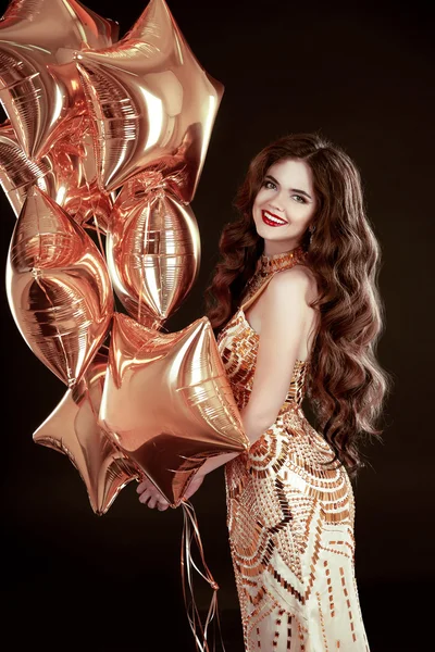 Partij. Gelukkig brunette meisje met gouden sterren ballonnen draagt in el — Stockfoto