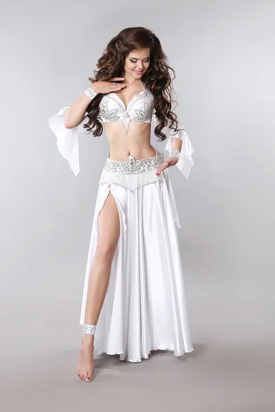 Bellydance. Mujer hermosa bailarina del vientre en traje brillante blanco — Foto de Stock