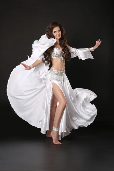 Bellydance. Bela dançarina de barriga mulher em branco brilhante costum — Fotografia de Stock