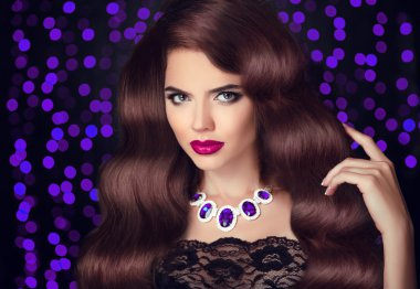 Saç. Güzel seksi esmer kadın. Kırmızı Lips makyaj. Sağlıklı Lo