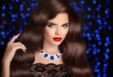 Zarif esmer kadın. Saç modeli. Makyaj. Güzel kız modeli 