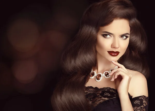 Elegantní brunetka žena s dlouhými lesklými vlnité vlasy. Krásy makeup. — Stock fotografie