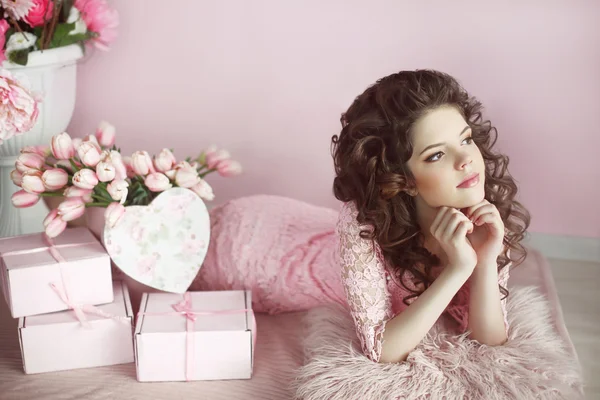 Beautiful teen girl dreaming with curly hair, beauty portrait, r — Stock Photo, Image