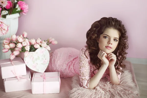 Vacker ung tonåring flicka porträtt, romantisk överraskning. Brunett — Stockfoto