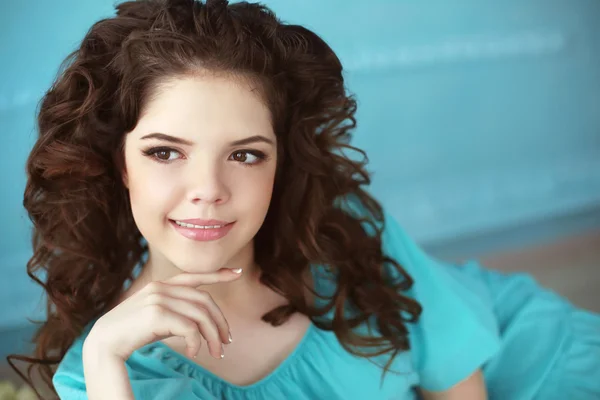 Schöne lächelnde Teenie-Mädchen Porträt, Brünette mit gesunden Locken — Stockfoto