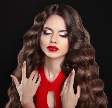 Uzun saçlı. Makyaj. Güzel esmer kız portre. Sağlıklı wav