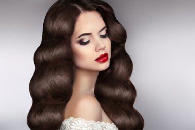 Uzun saçlı. Makyaj. Güzel esmer kız portre. Sağlıklı wav