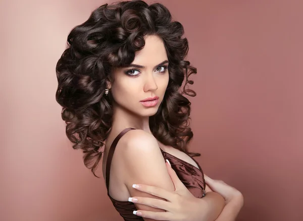 Curly Hair. Attractive brunette girl with healthy shiny wavy hai — ストック写真