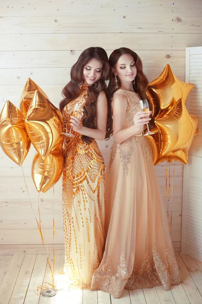 Les femmes. Mesdames. filles gaies cliquetis verres de champagne à t — Photo