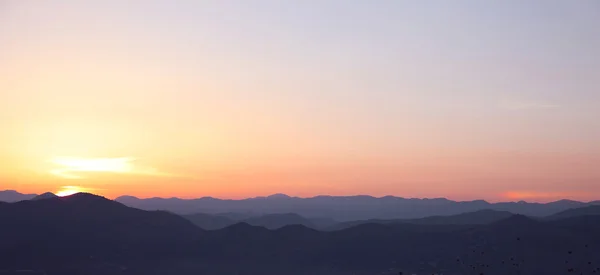 Zachód słońca. Krajobraz góry ridge, wschód słońca niebo, natura tła — Zdjęcie stockowe