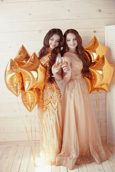 Deux jeunes femmes heureuses à la fête avec des verres de champagne. Cheerf ! — Photo