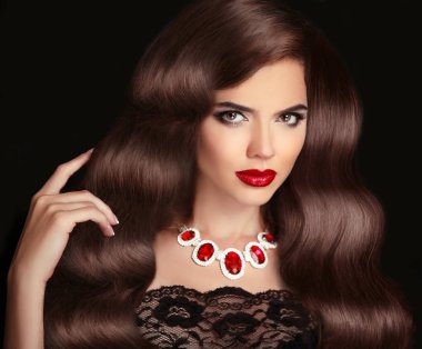 Dalgalı saç. Güzel esmer kadın. Kırmızı Lips makyaj. Sağlıklı Lo