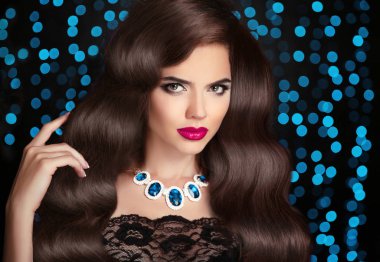 Saç. Güzel seksi esmer kadın. Kırmızı Lips makyaj. Sağlıklı Lo