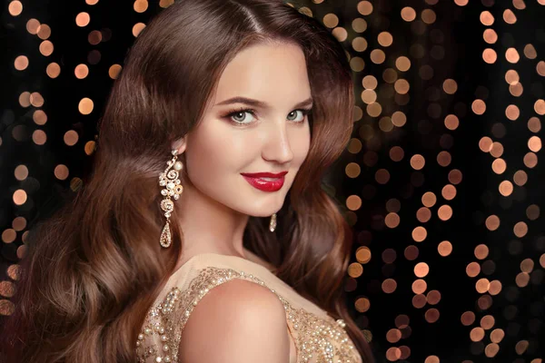 Makyaj. Zarif saç modeli. Güzel esmer ile uzun gülümseyen 