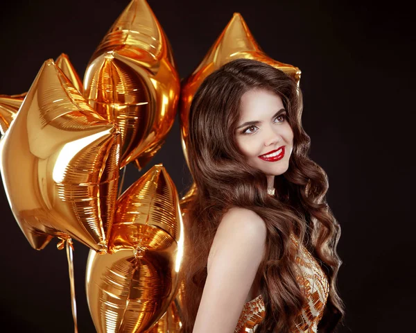 Retrato de mulher morena sorridente feliz. Menina atraente com muito tempo — Fotografia de Stock