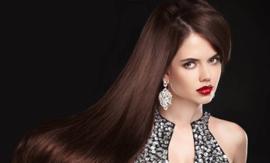 Moda portre. Uzun sağlıklı dalgalı saçlı esmer kız. Kırmızı