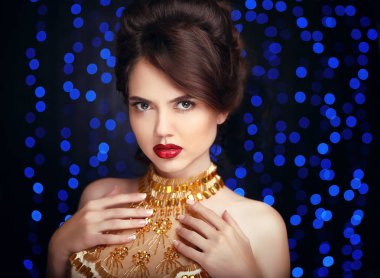 Güzellik makyaj. Moda altın elbiseli güzel zarif kadın. 