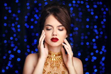 Güzellik makyaj. Moda altın elbiseli güzel zarif kadın. 